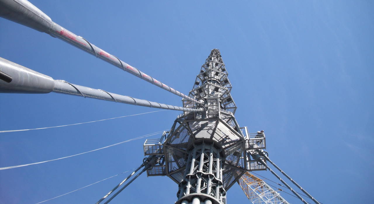 Antenna guy ropes for Broadcasting antennae